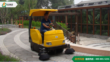 魯信地產(chǎn)對慶杰QJ-S1780駕駛式電動(dòng)掃地車(chē)贊不絕口