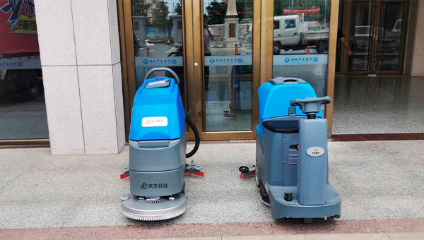 小型掃地車(chē)-清掃車(chē)廠(chǎng)家-醫院采購慶杰手推式洗地機