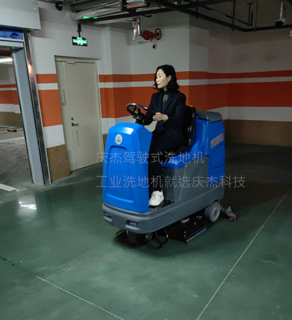 慶杰老客戶(hù)再次購買(mǎi)兩臺駕駛式洗地機